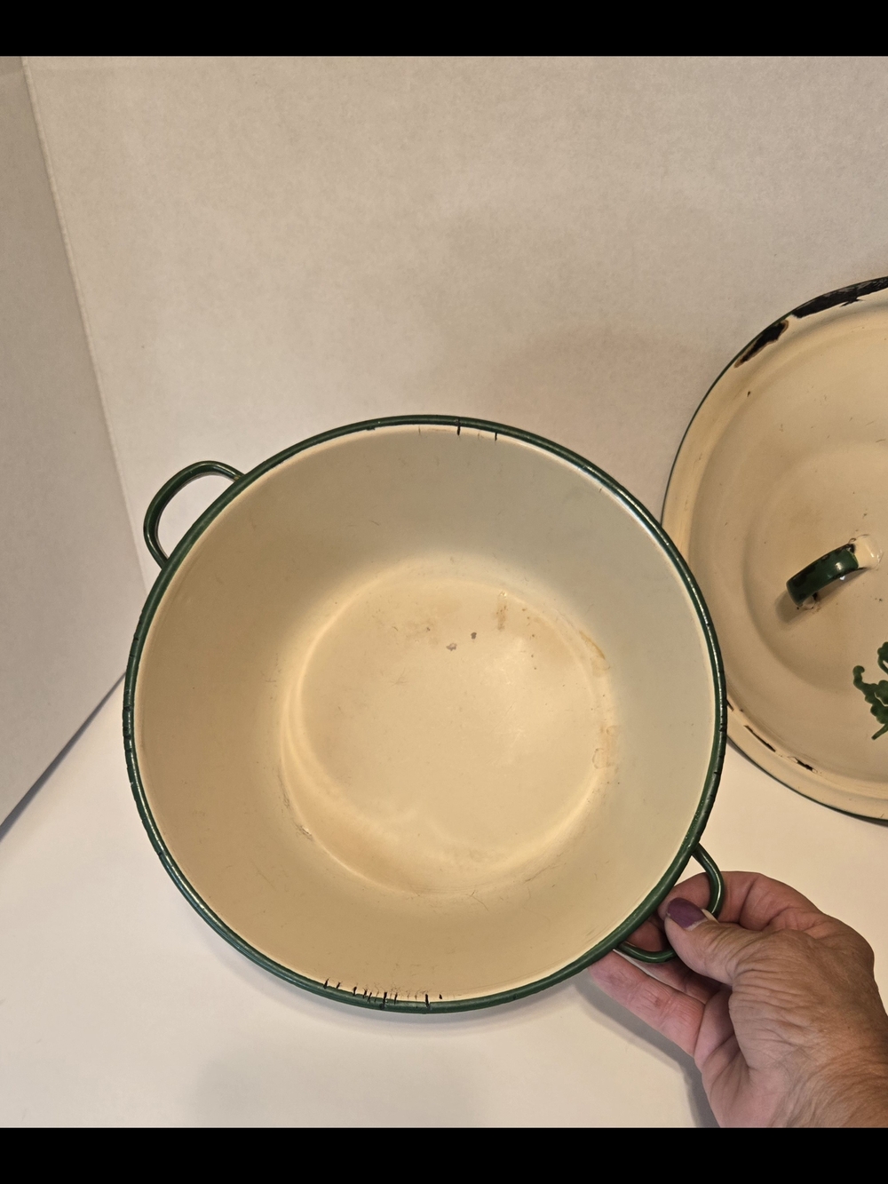 Vintage 1970s Cream Enamel Pot with Red Floral Design,Green Trim. - Picture 4 of 13